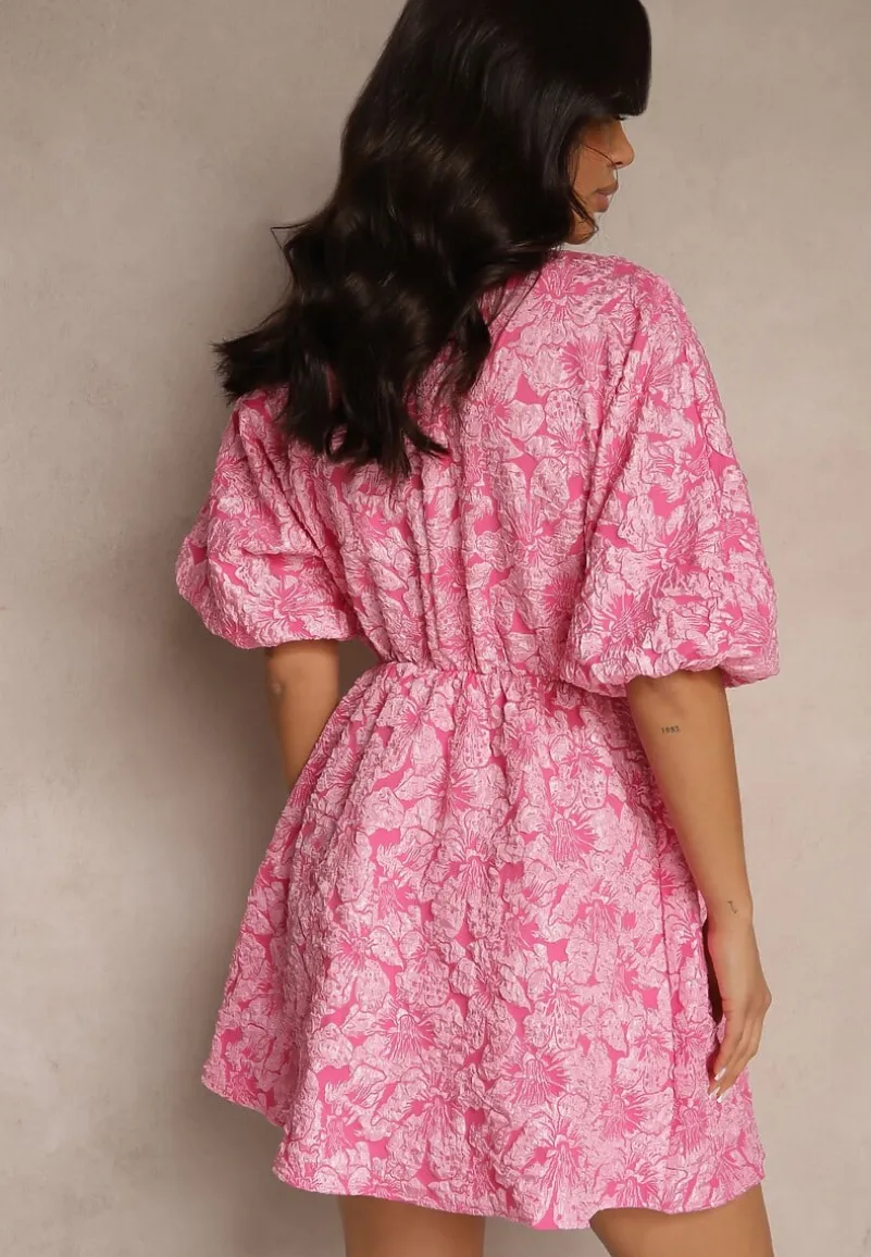 Różowa Sukienka o Rozkloszowanym Fasonie z Tłoczonym Wzorem i Rękawami Nietoperz Farinose