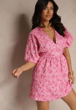 Różowa Sukienka o Rozkloszowanym Fasonie z Tłoczonym Wzorem i Rękawami Nietoperz Farinose