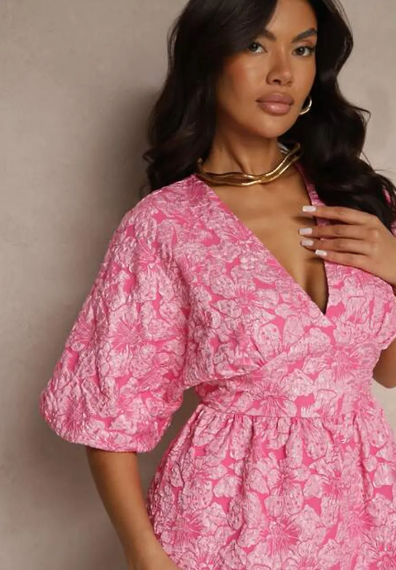 Różowa Sukienka o Rozkloszowanym Fasonie z Tłoczonym Wzorem i Rękawami Nietoperz Farinose
