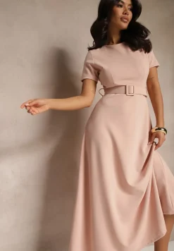 Różowa Sukienka o Rozkloszowanym Kroju z Ozdobnym Paskiem Desiliena