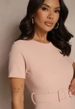 Różowa Sukienka o Rozkloszowanym Kroju z Ozdobnym Paskiem Desiliena