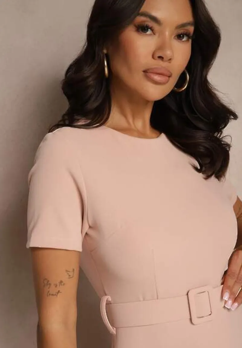 Różowa Sukienka o Rozkloszowanym Kroju z Ozdobnym Paskiem Desiliena