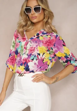 Różowa Wiskozowa Bluzka z Guzikami Przy Dekolcie w Kwiaty Kleddia