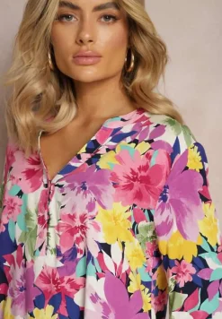 Różowa Wiskozowa Bluzka z Guzikami Przy Dekolcie w Kwiaty Kleddia