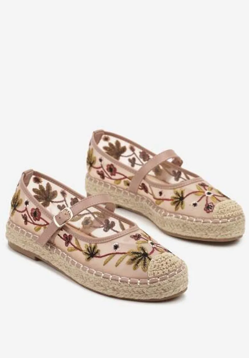 Różowe Espadryle z Siateczki na Plecionej Podeszwie Zdobione Haftem Evelritia
