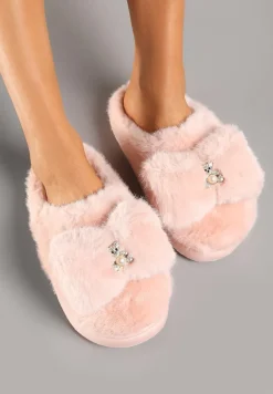 Różowe Futrzane Kapcie Ozdobione Misiem i Kokardą Tinatoria