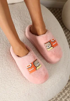 Różowe Futrzane Kapcie Vices na Platformie Ozdobione Naszywką Deofra