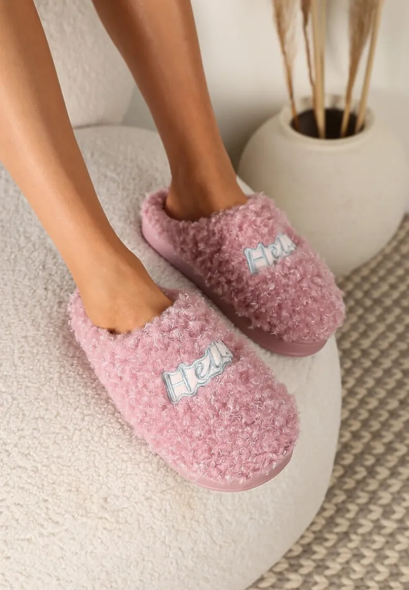 Różowe Futrzane Kapcie z Ozdobną Naszywką z Napisem Neussam
