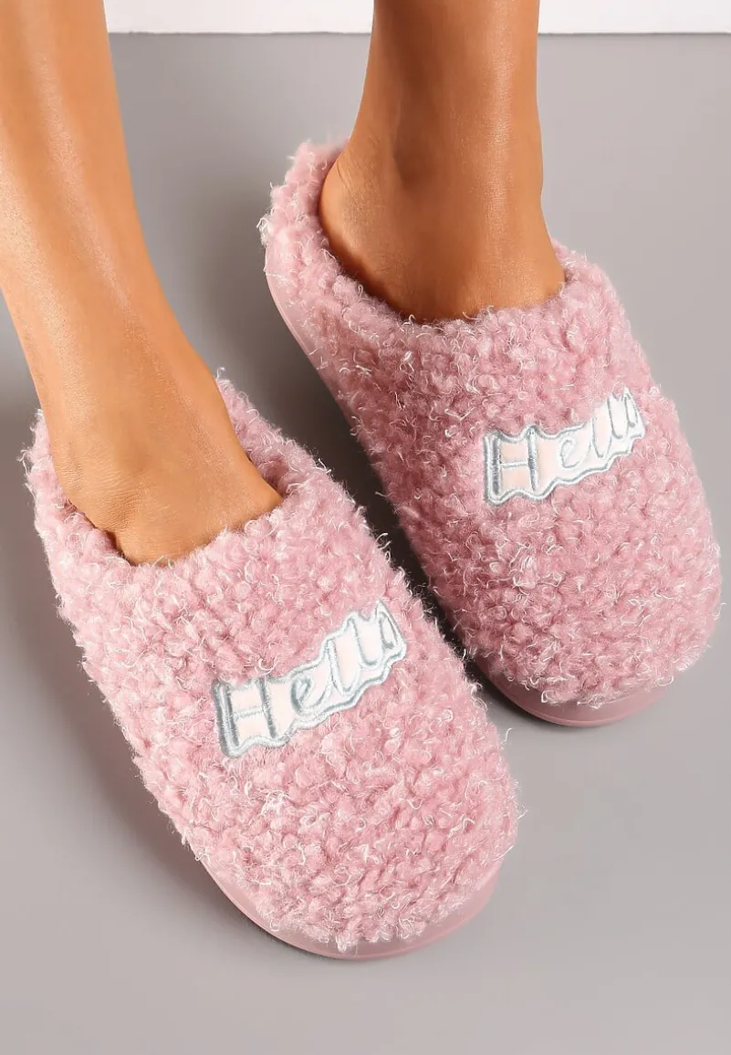 Różowe Futrzane Kapcie z Ozdobną Naszywką z Napisem Neussam
