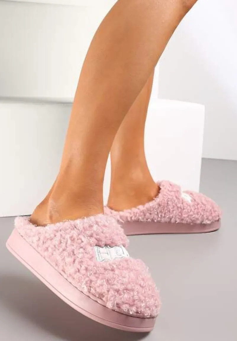 Różowe Futrzane Kapcie z Ozdobną Naszywką z Napisem Neussam