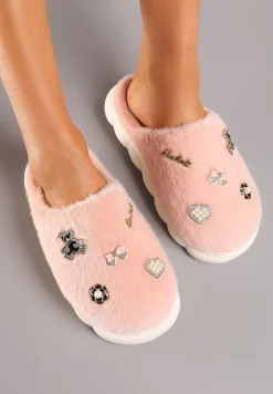 Różowe Futrzane Kapcie z Przypinkami Metalicznymi Lialina