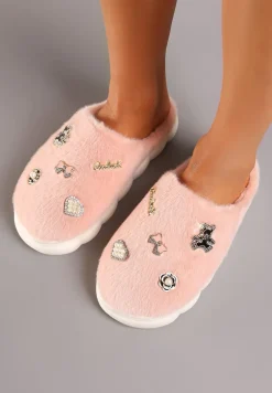 Różowe Futrzane Kapcie z Przypinkami Metalicznymi Lialina