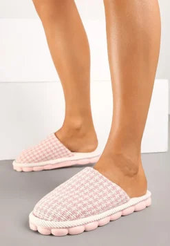 Różowe Kapcie na Platformie z Tłoczeniem Ozdobione Futerkiem i Kratą Emmizia