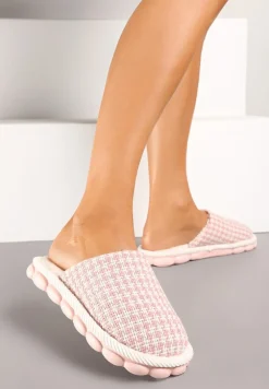 Różowe Kapcie na Platformie z Tłoczeniem Ozdobione Futerkiem i Kratą Emmizia