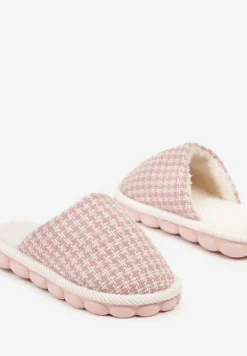 Różowe Kapcie na Platformie z Tłoczeniem Ozdobione Futerkiem i Kratą Emmizia