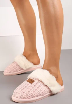 Różowe Kapcie Ozdobione Naszywką Futerkiem i Splotem Siathari