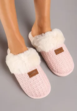 Różowe Kapcie Ozdobione Naszywką Futerkiem i Splotem Siathari
