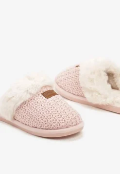 Różowe Kapcie Ozdobione Naszywką Futerkiem i Splotem Siathari