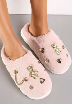 Różowe Kapcie z Futerka na Grubej Podeszwie z Naszywkami i Łańcuszkami Wyrinia