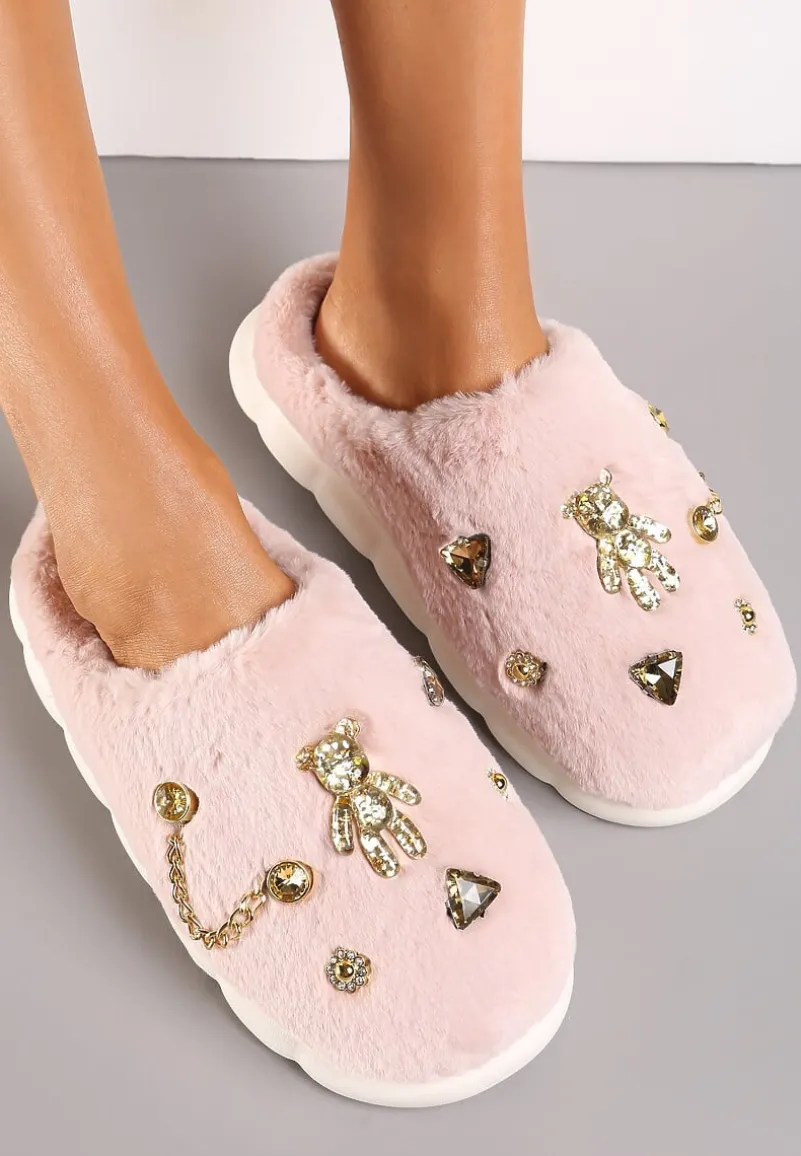 Różowe Kapcie z Futerka na Grubej Podeszwie z Naszywkami i Łańcuszkami Wyrinia