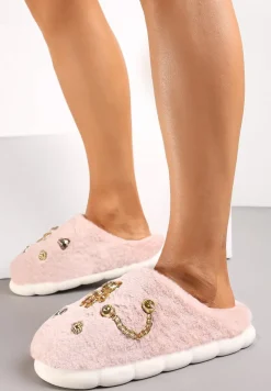 Różowe Kapcie z Futerka na Grubej Podeszwie z Naszywkami i Łańcuszkami Wyrinia