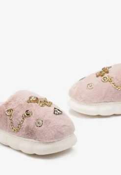 Różowe Kapcie z Futerka na Grubej Podeszwie z Naszywkami i Łańcuszkami Wyrinia
