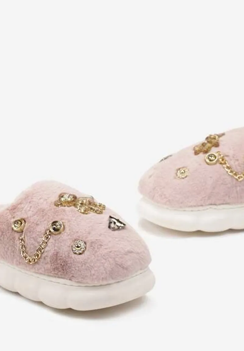 Różowe Kapcie z Futerka na Grubej Podeszwie z Naszywkami i Łańcuszkami Wyrinia
