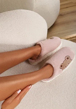 Różowe Kapcie z Futerka Ozdobione Naszywką z Misiem Lealina