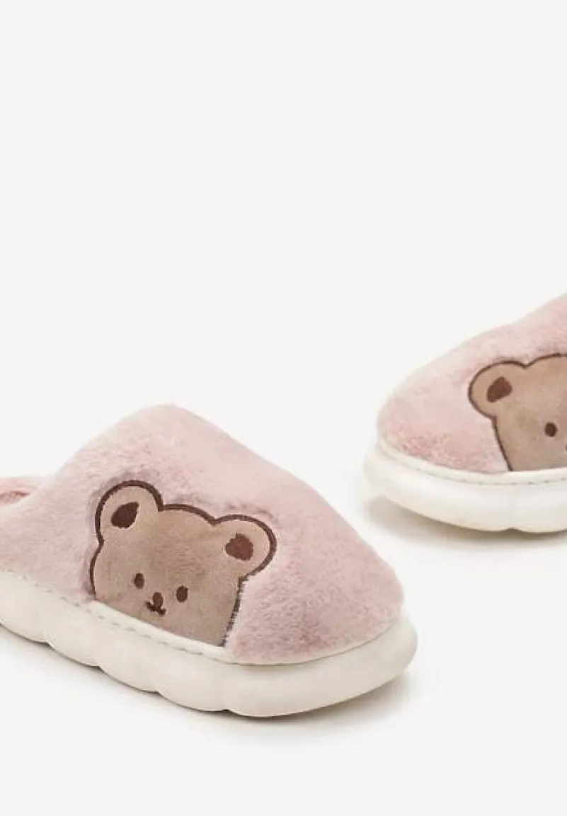 Różowe Kapcie z Futerka Ozdobione Naszywką z Misiem Lealina