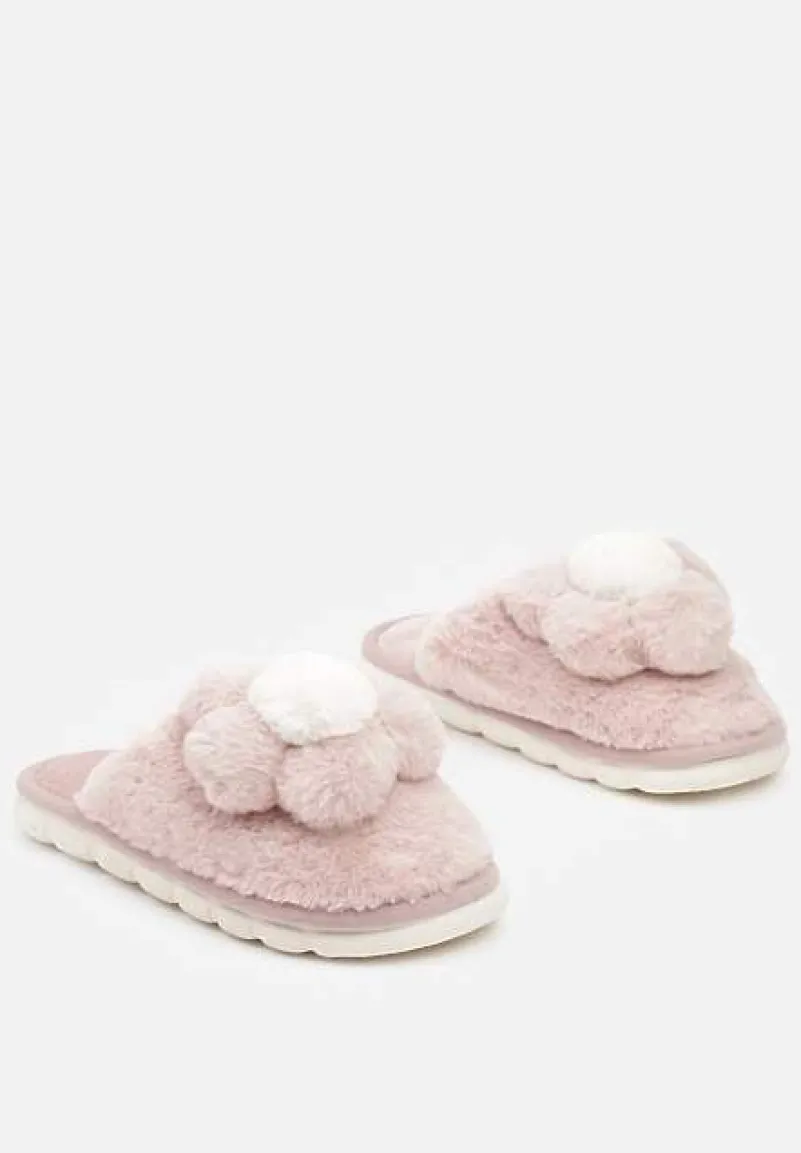Różowe Kapcie z Futerkiem i Ozdobną Kwiatową Aplikacją Neallith