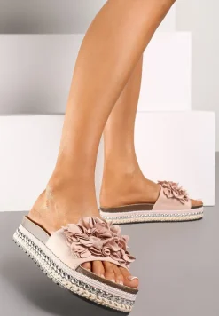 Różowe Klapki na Podeszwie z Nitami Zdobione Kwiatową Aplikacją Althala
