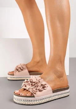 Różowe Klapki na Podeszwie z Nitami Zdobione Kwiatową Aplikacją Althala