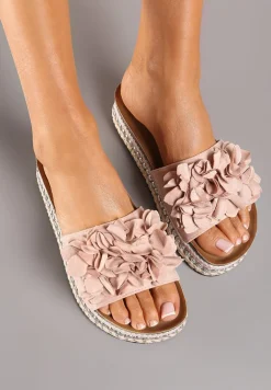 Różowe Klapki na Podeszwie z Nitami Zdobione Kwiatową Aplikacją Althala