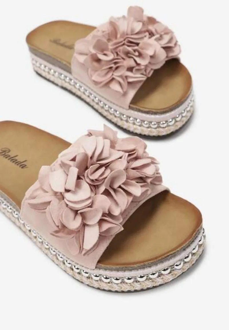 Różowe Klapki na Podeszwie z Nitami Zdobione Kwiatową Aplikacją Althala
