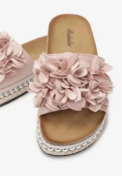 Różowe Klapki na Podeszwie z Nitami Zdobione Kwiatową Aplikacją Althala