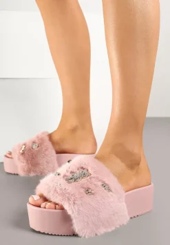 Różowe Klapki z Futerkiem i Metalicznymi Aplikacjami na Piankowej Platformie Norwia