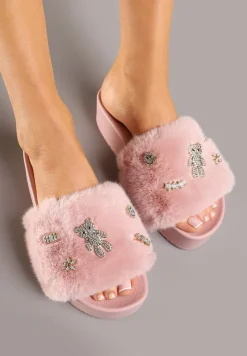 Różowe Klapki z Futerkiem i Metalicznymi Aplikacjami na Piankowej Platformie Norwia