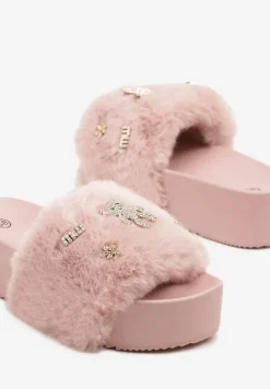Różowe Klapki z Futerkiem i Metalicznymi Aplikacjami na Piankowej Platformie Norwia