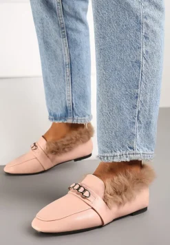 Różowe Mokasyny na Płaskiej Podeszwie z Futerkiem i Metaliczną Ozdobą Emalorae