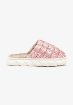 Różowe Płaskie Kapcie Vices Ozdobione Pikowaną Cholewką Aquintina