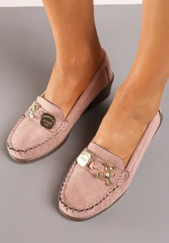 Różowe Półbuty na Koturnie w Stylu Mokasynów Wykończone Metaliczną Aplikacją Navisaria