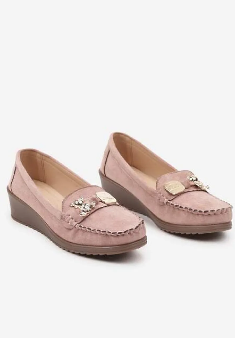 Różowe Półbuty na Koturnie w Stylu Mokasynów Wykończone Metaliczną Aplikacją Navisaria