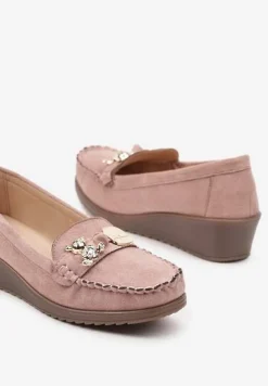 Różowe Półbuty na Koturnie w Stylu Mokasynów Wykończone Metaliczną Aplikacją Navisaria