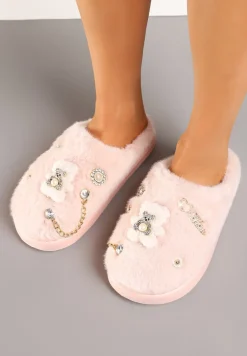 Różowe Wsuwane Kapcie z Futerkiem Ozdobione Metalowymi Aplikacjami Reandwenna