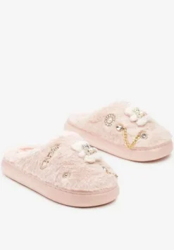 Różowe Wsuwane Kapcie z Futerkiem Ozdobione Metalowymi Aplikacjami Reandwenna