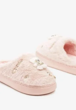 Różowe Wsuwane Kapcie z Futerkiem Ozdobione Metalowymi Aplikacjami Reandwenna