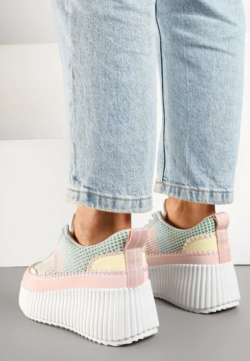 Różowo-Niebieskie Sneakersy na Tłoczonej Platformie z Ozdobnymi Przeszyciami Faloviela