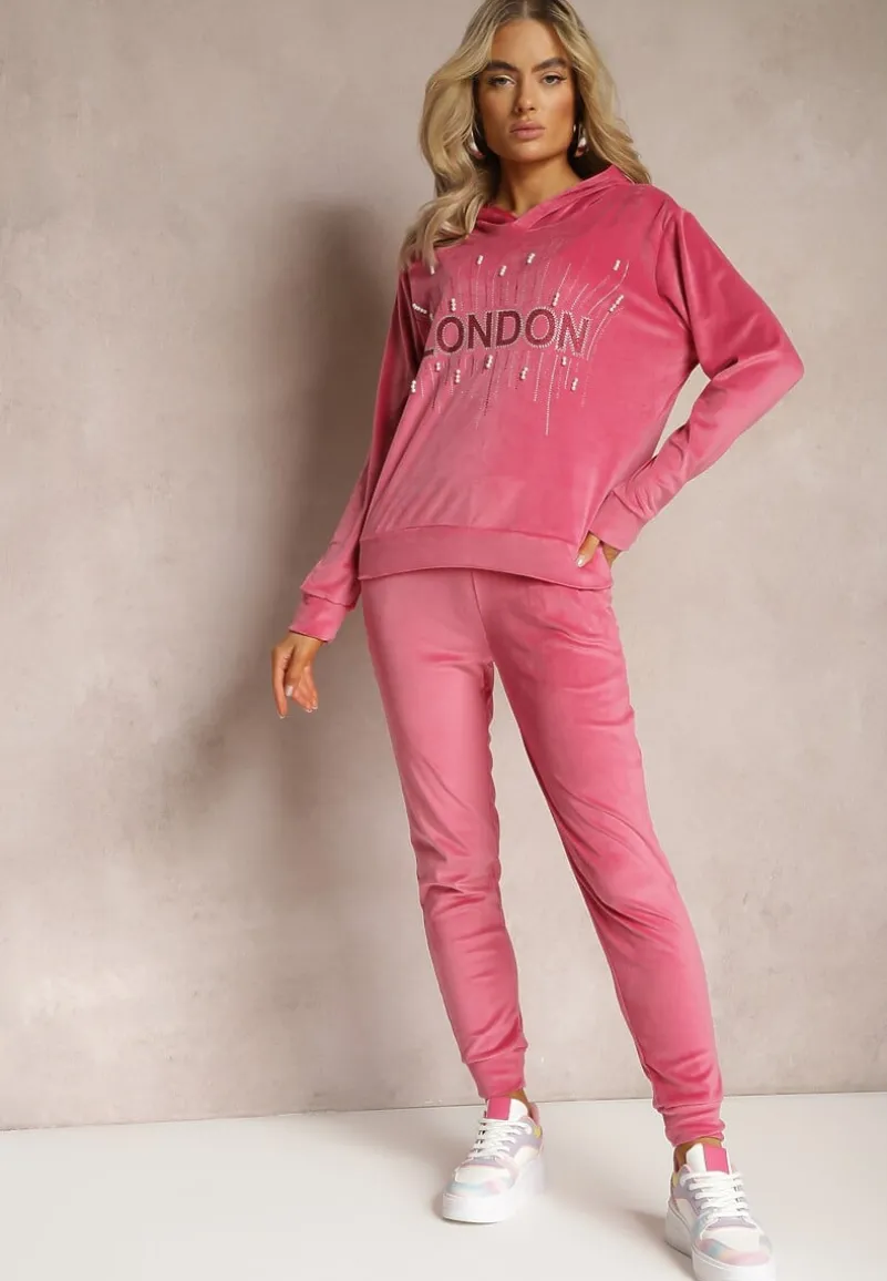 Różowy Dresowy Komplet z Weluru Klasyczne Spodnie i Bluza Ozdobiona Napisem z Brokatem Nerissali