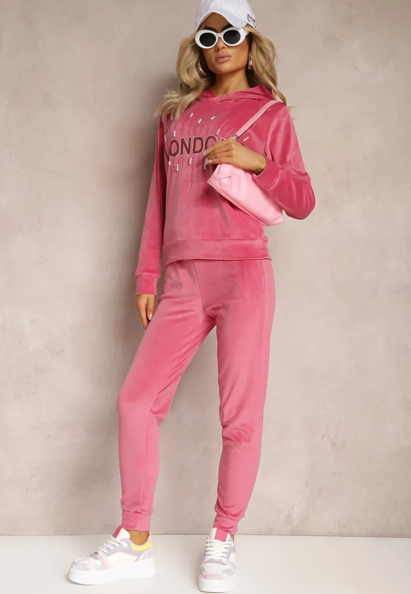 Różowy Dresowy Komplet z Weluru Klasyczne Spodnie i Bluza Ozdobiona Napisem z Brokatem Nerissali