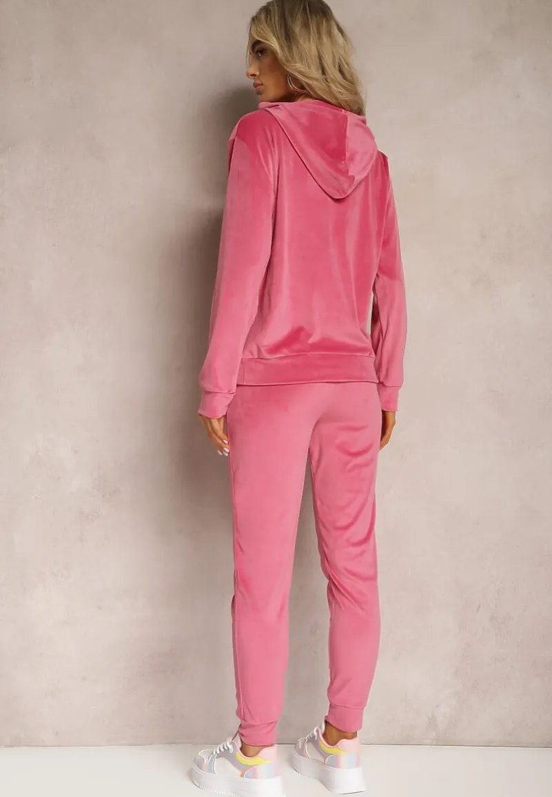 Różowy Dresowy Komplet z Weluru Klasyczne Spodnie i Bluza Ozdobiona Napisem z Brokatem Nerissali